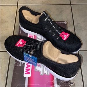 Women’s sketchers size 10 black and white